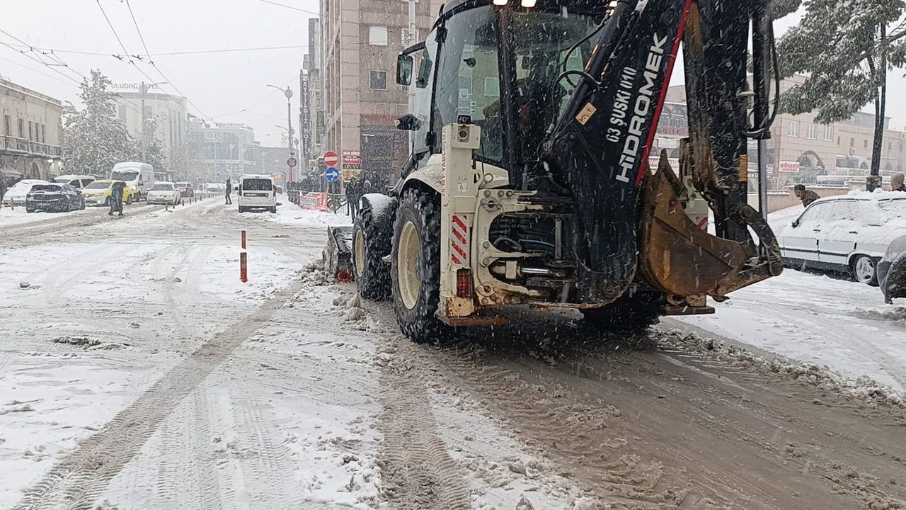 Şanlıurfa'da yıl sonu karla mücadele: Ana arterler ve hastane yolları öncelikli olarak açık tutuluyor