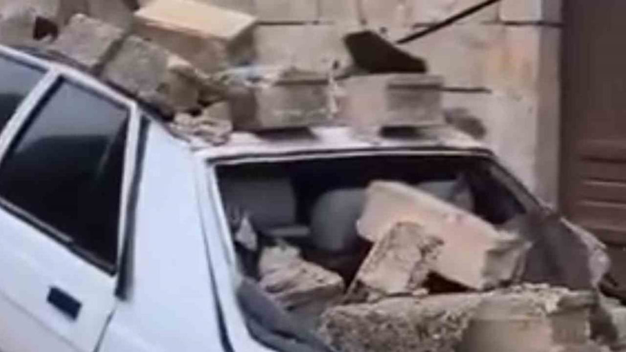 Şanlıurfa'da yoğun yağışta istinat duvarı park halindeki otomobilin üzerine çöktü