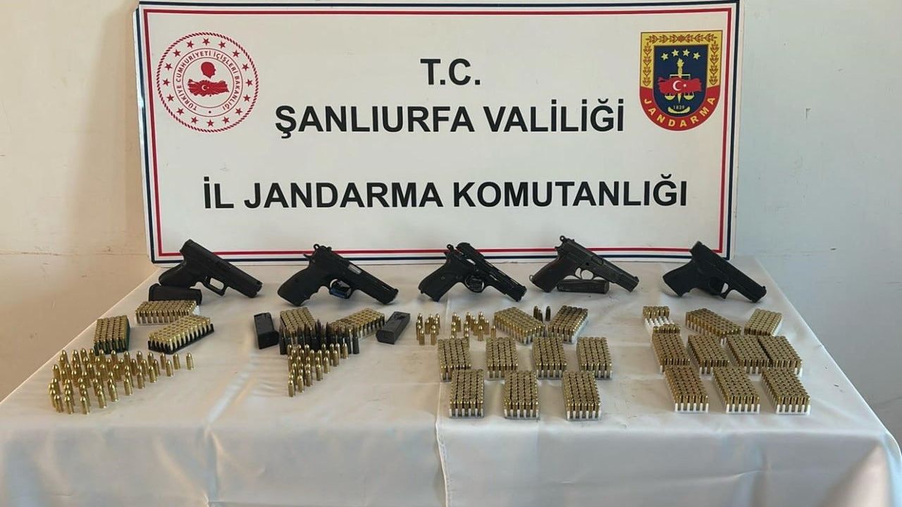 Şanlıurfa Halfeti'de silah kaçakçılığı operasyonu: 4 gözaltı, 5 tabanca ele geçirildi