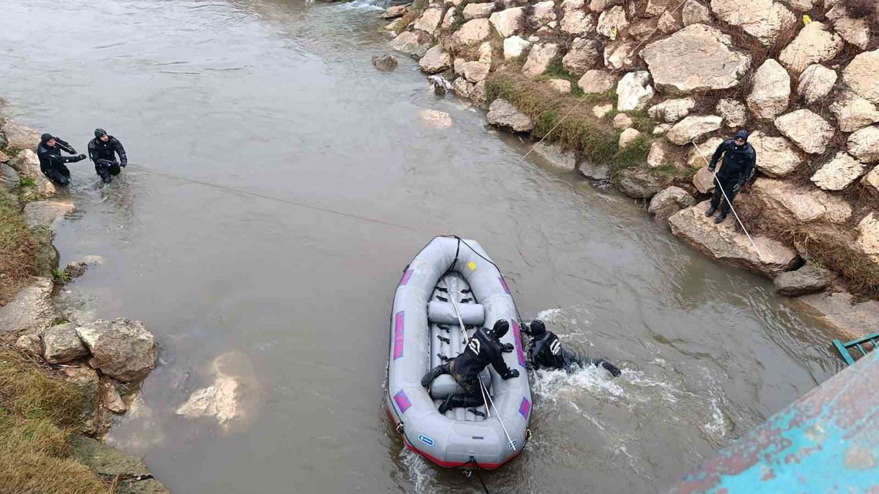 Şanlıurfa Harran'da sulama kanalına düşen otomobilde kayıp sürücü için arama çalışmaları 5. günde devam ediyor