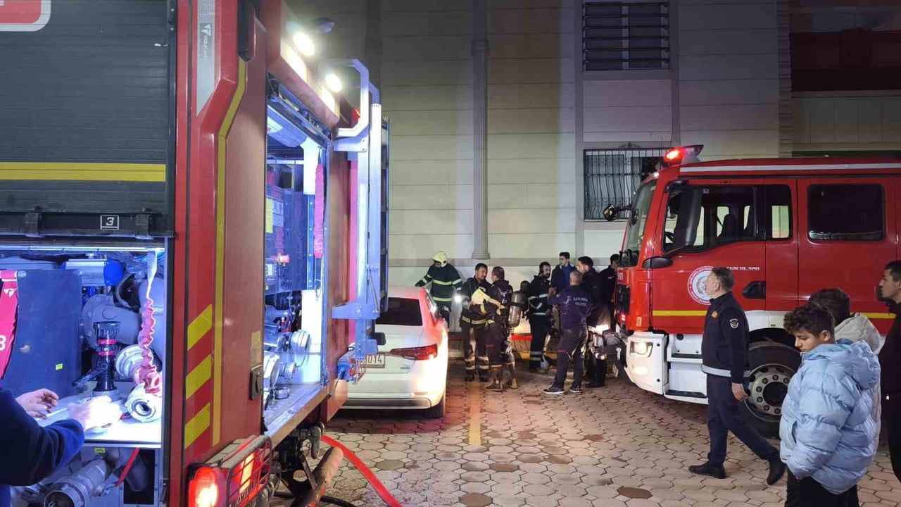 Şanlıurfa Karaköprü'de 10 katlı binanın giriş katında yangın