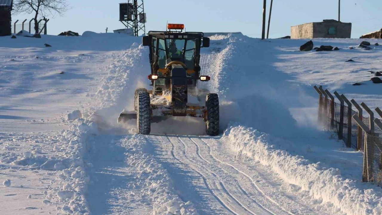 Şanlıurfa kırsalında 4 bin 500 km yol karla mücadeleyle ulaşıma açıldı
