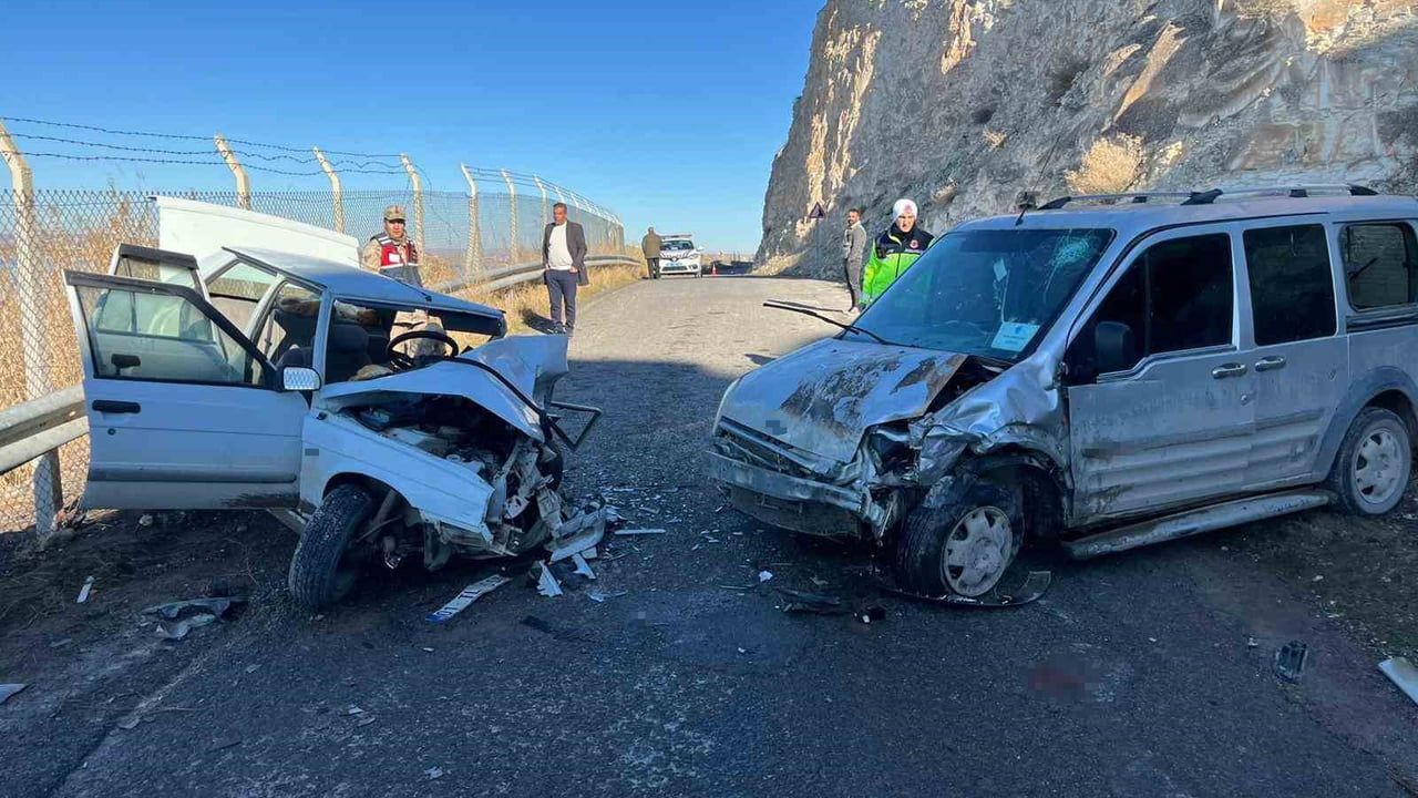 Şanlıurfa'nın Birecik ilçesinde iki aracın kafa kafaya çarpışması: 3 yaralı