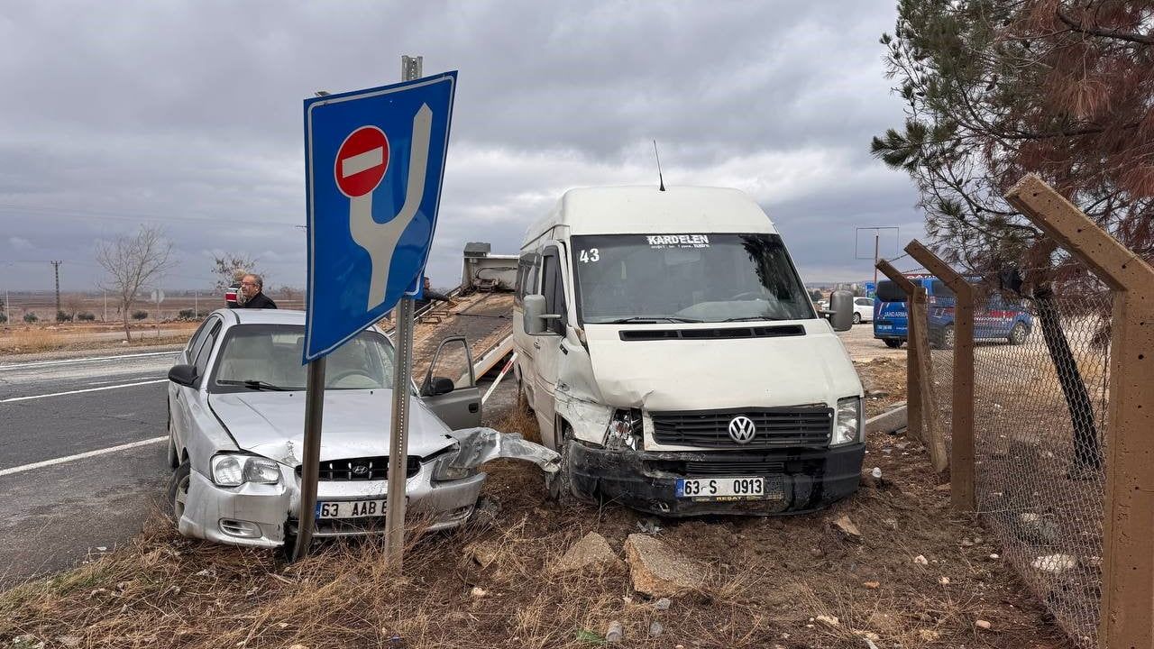 Şanlıurfa Suruç'ta minibüs ile otomobil çarpıştı: 7 yaralı