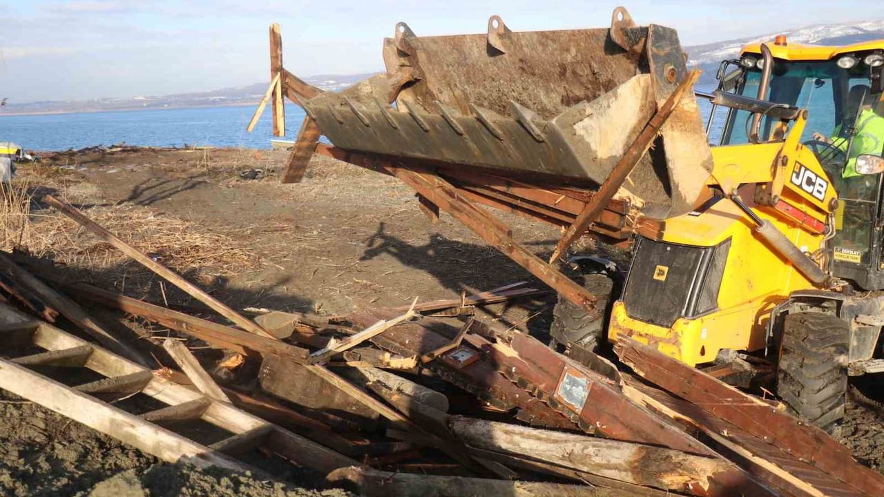 Sapanca Gölü kıyısında 89 kaçak iskele ve yapının kaldırılmasına başlandı