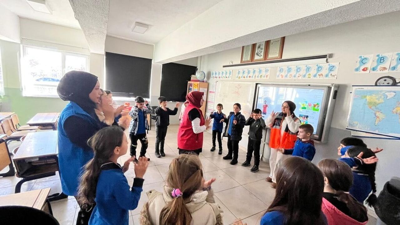 Şaphane MYO ve AFAD Gönüllülerinden Yunuslar İlk ve Ortaokulu’nda Sosyal Sorumluluk Etkinliği