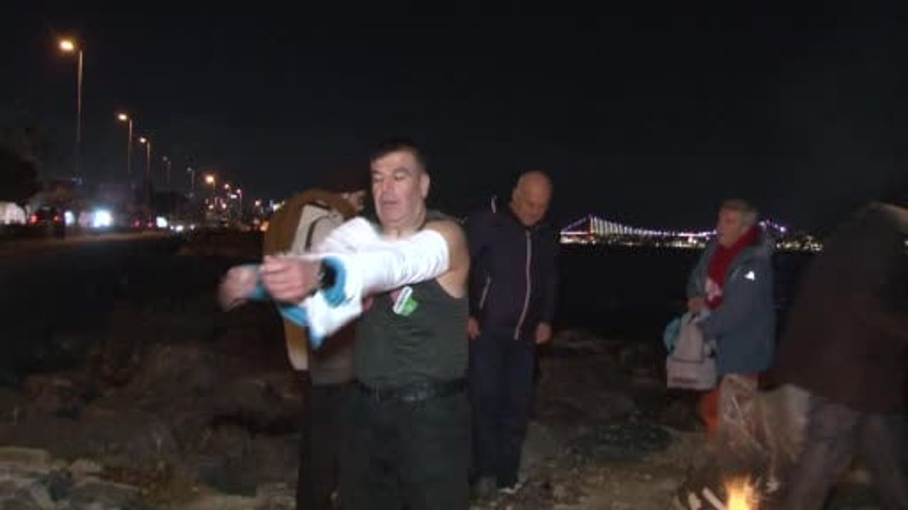 Sarayburnu Fatihleri 2026'yi İstanbul Boğazı'nda Soğuk Suda Karşıladı