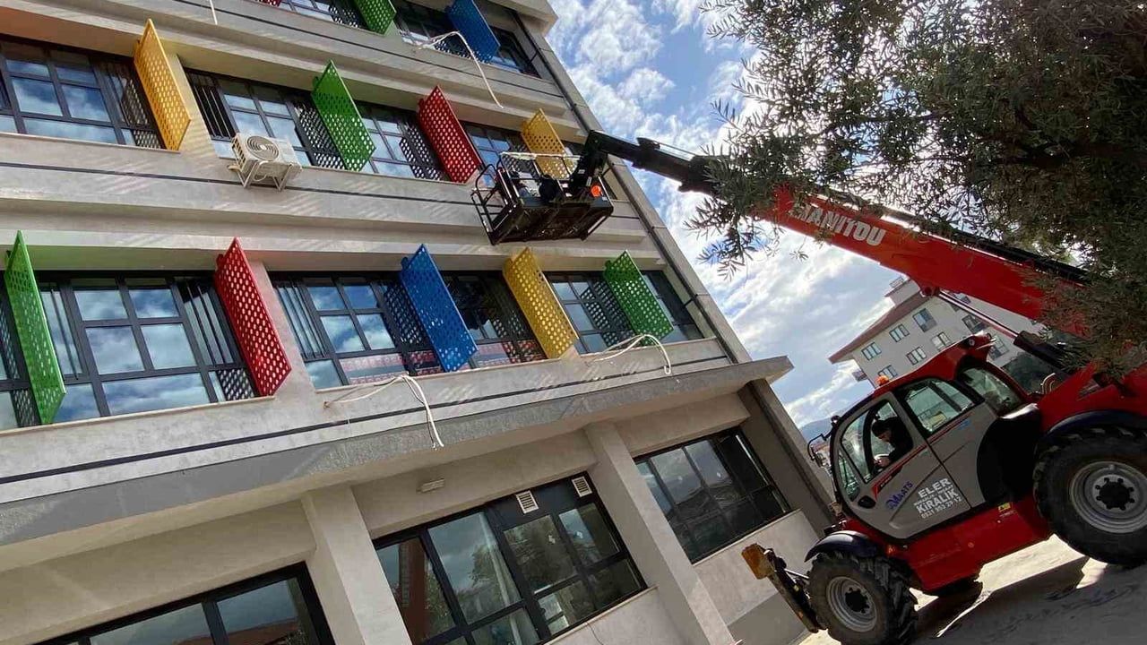 Sarıgöl’de Dört Eylül İlkokulu’na 26 klima takılıyor