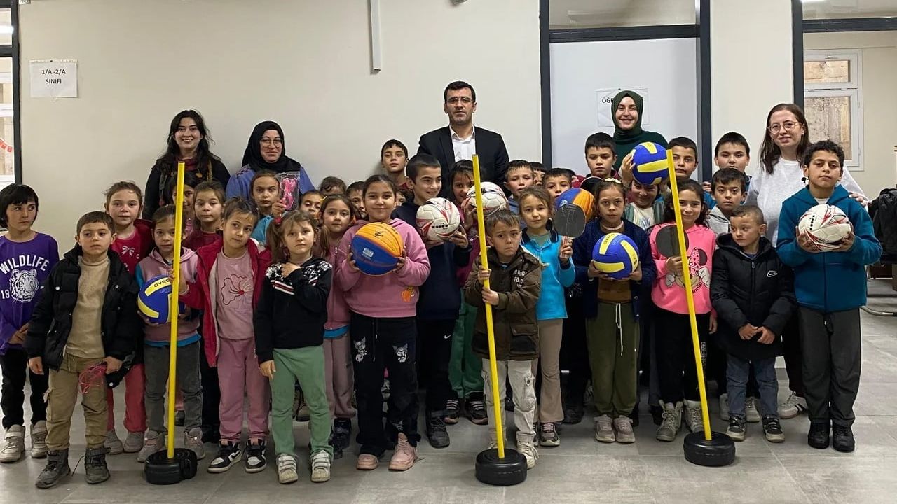 Sarıgöl'de ilkokullara spor malzemesi dağıtımı başladı