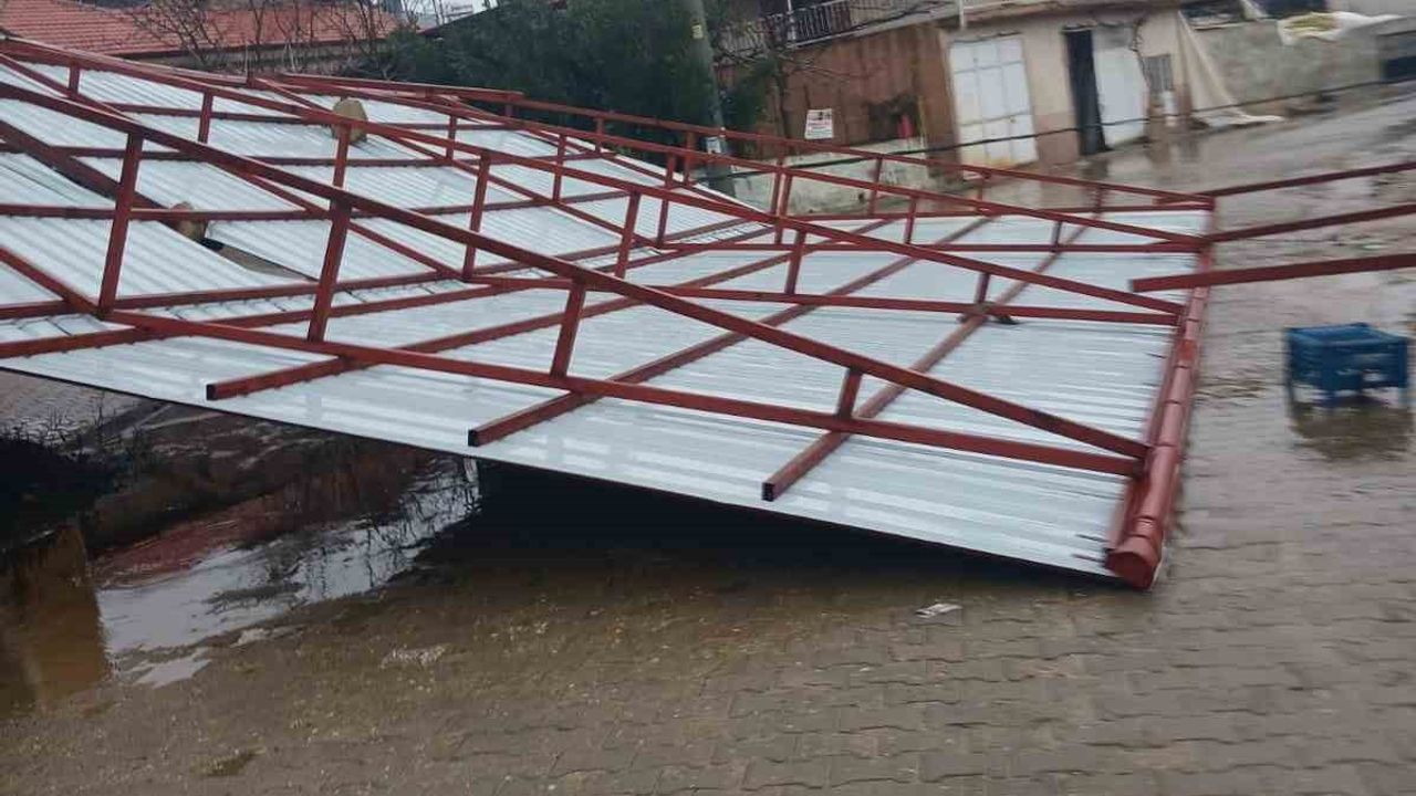 Sarıgöl'de Kuvvetli Fırtına: Dadağlı Mahallesi'nde Pazaryeri Çatısı ve Direkler Hasar Gördü