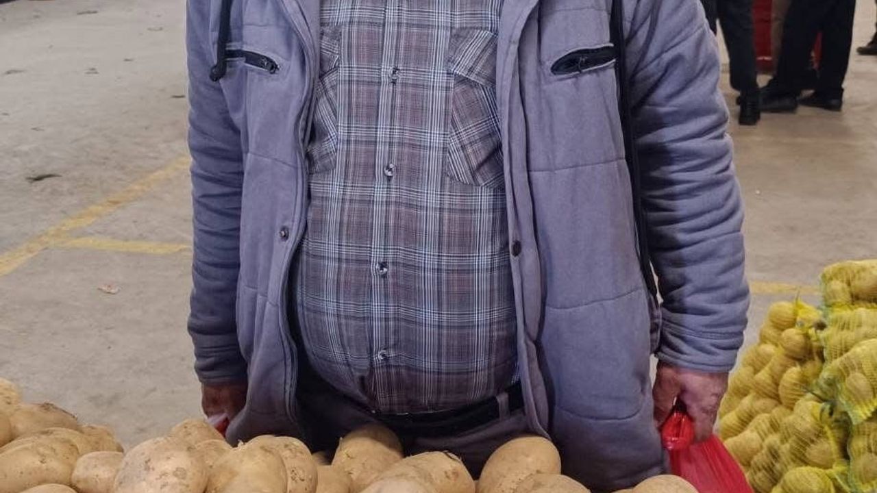 Sarıgöl pazarında 900 ve 1000 gramlık patatesler ilgi gördü