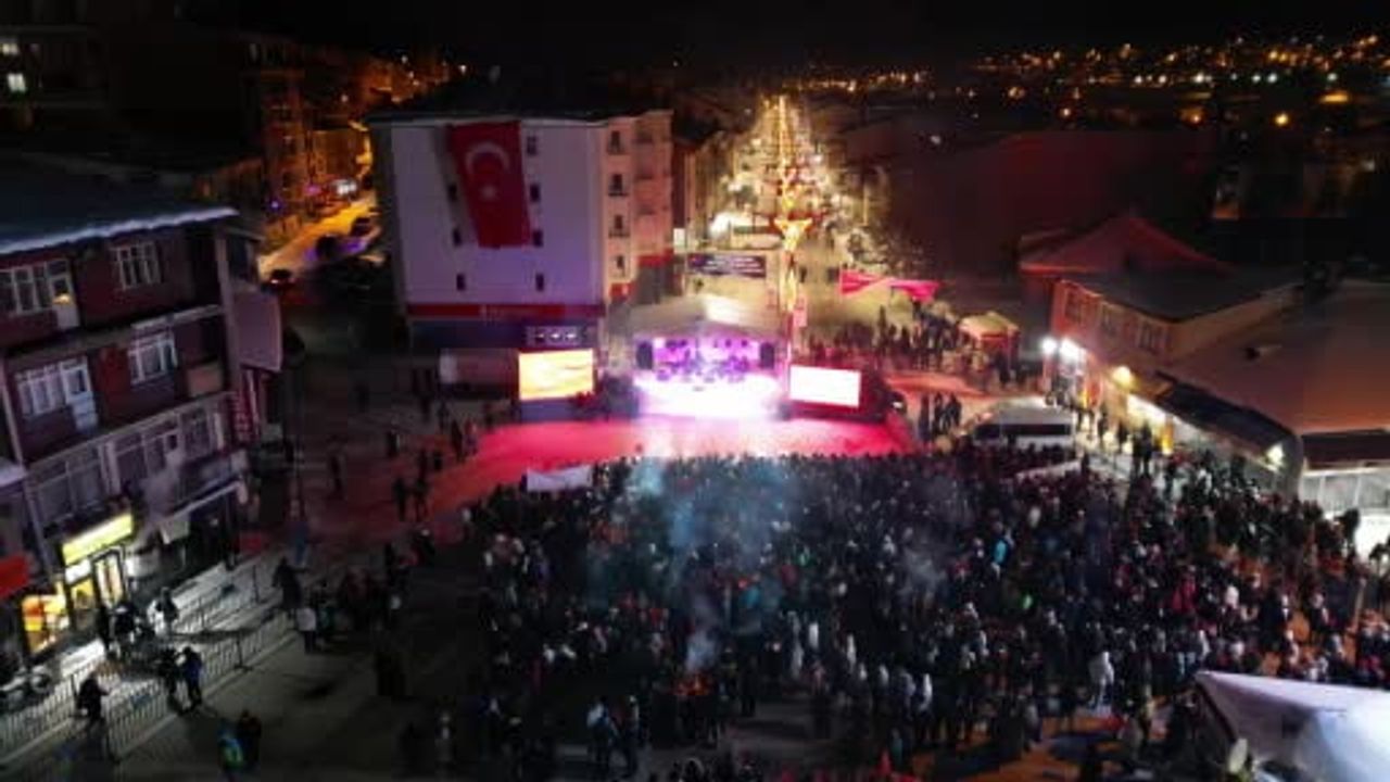 Sarıkamış şehitleri meşalelerle anıldı: Binlerce kişi gece yürüyüşünde buluştu