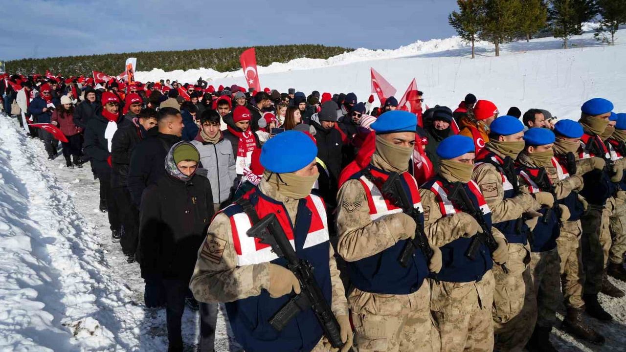 Sarıkamış'ta 111. yıl anması: Binlerce kişi 'Bu toprakta izin var' diyerek şehitler için yürüdü