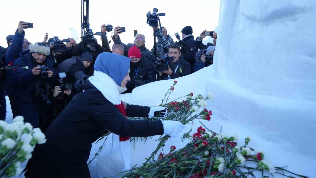 Sarıkamış’ta 111. Yıl Anmasında 'Bu Toprakta İzin Var' Temalı Kardan Heykeller Açıldı