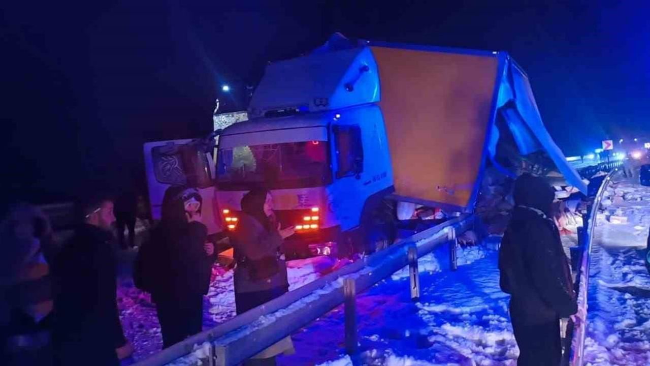 Sarıkamış’ta buzlanan yolda otobüs kamyona çarptı: 9 yaralı