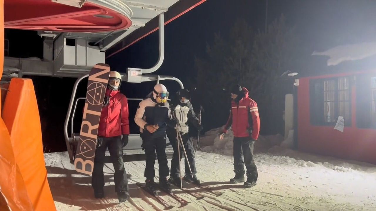 Sarıkamış’ta gece kayağı: Yenilenen aydınlatma ile 3 kilometrelik pistlerde kayak keyfi