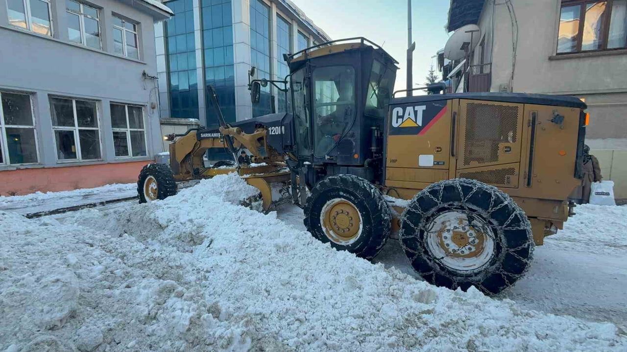 Sarıkamış'ta karla mücadele: Belediye 600 kamyon karı ilçe dışına taşıdı