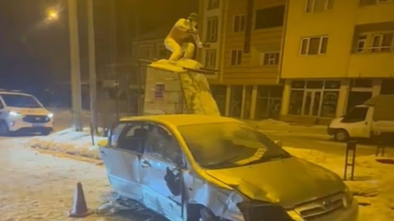 Sarıkamış'ta trafik kazası: Otomobil kayakçı heykeline çarptı, 3 yaralı