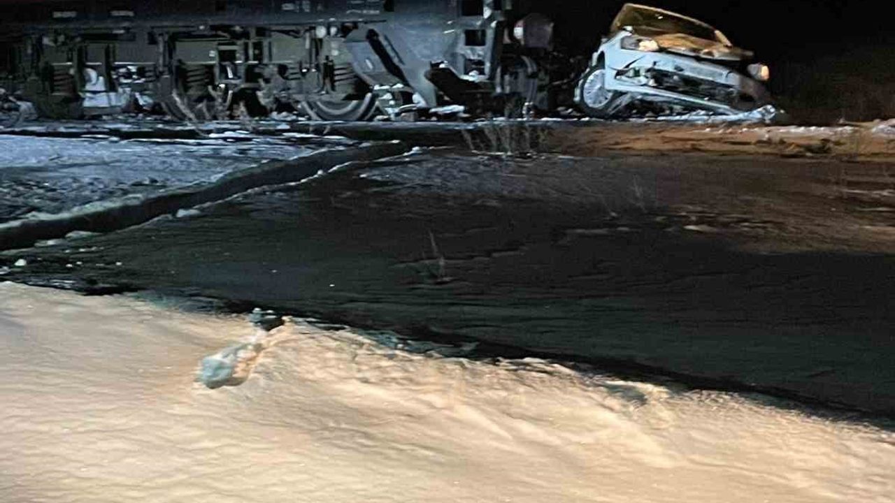 Sarıkamış’ta yük treninin hemzemin geçitte otomobile çarpması sonucu 1 yaralı