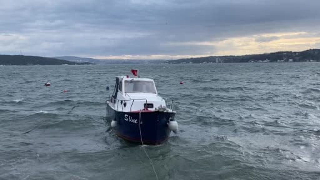 Sarıyer'de lodos nedeniyle teknede mahsur kalanlar itfaiye tarafından kurtarıldı