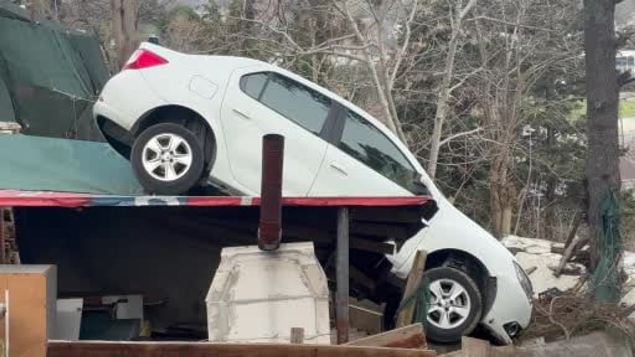 Sarıyer İstinye'de vites karışıklığı: otomobil kamelyanın üzerine çıktı