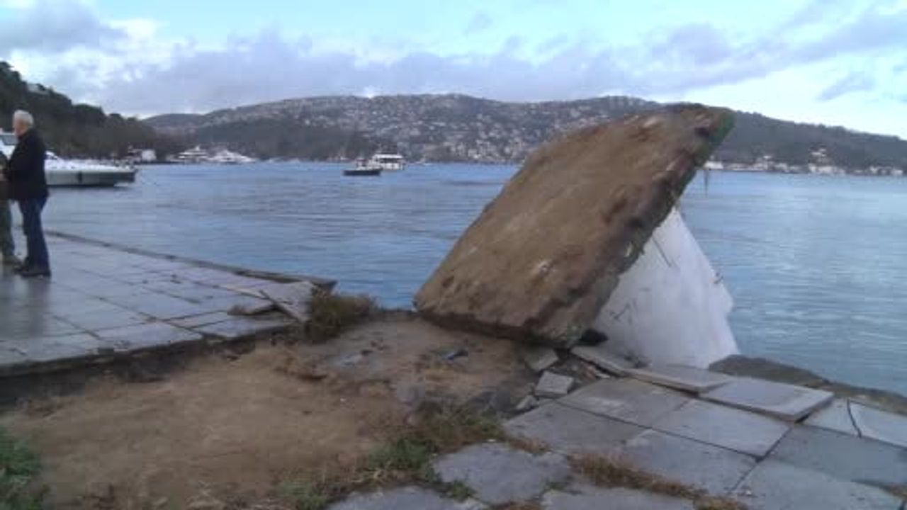 Sarıyer Kireçburnu'nda kuvvetli lodos deniz fenerini devirdi