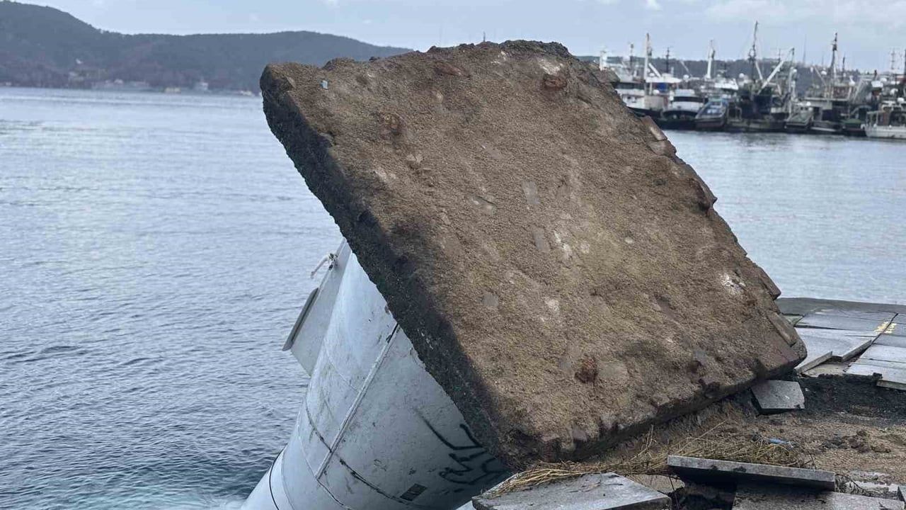 Sarıyer Kireçburnu'nda lodos deniz fenerini devirdi