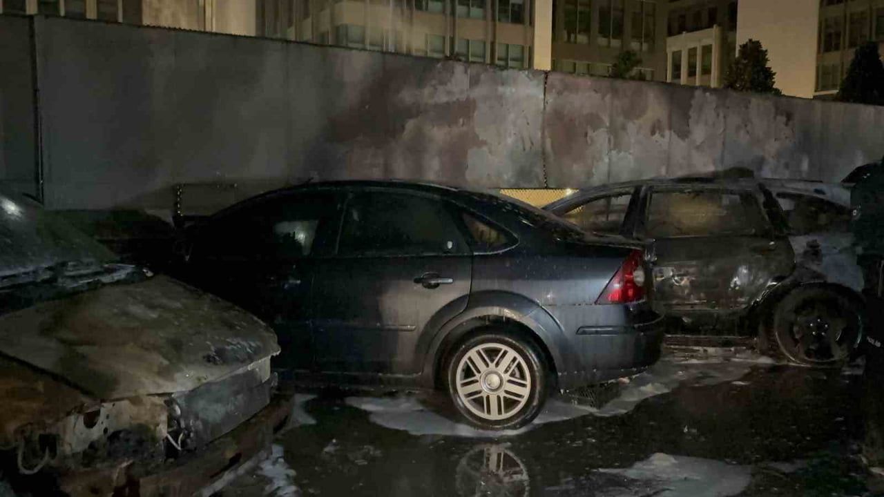 Sarıyer Maslak Atatürk Oto Sanayi Sitesi otoparkında 5 araç şüpheli yangında hasar gördü
