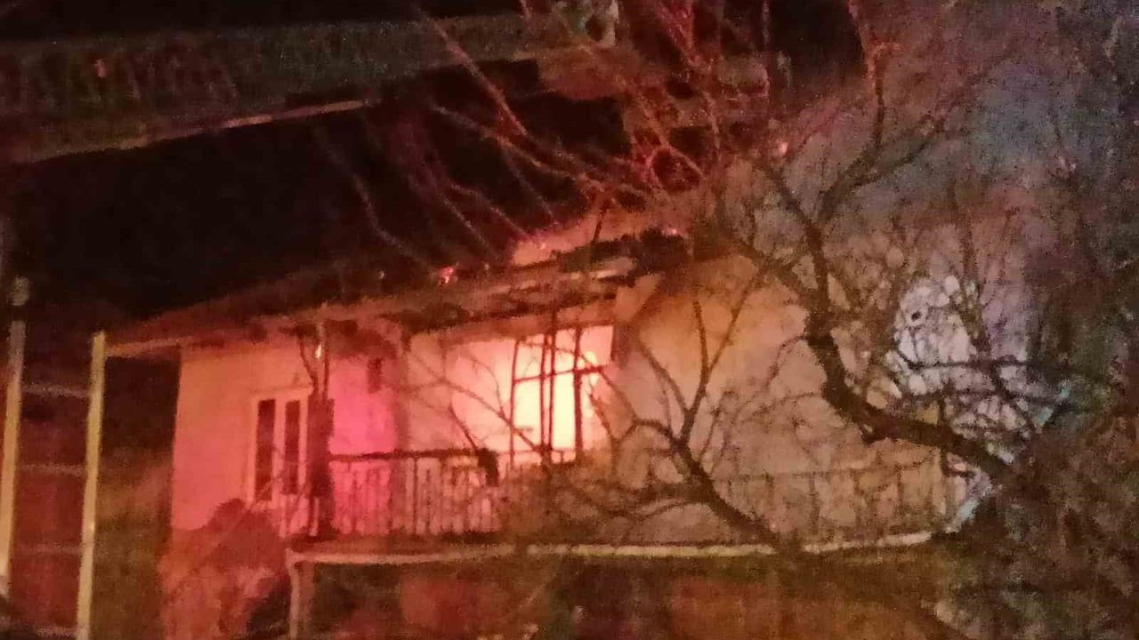 Şarkikaraağaç'ta çatı yangını: İki katlı ev kısmen kullanılamaz hale geldi