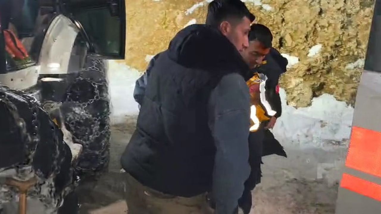 Sason'da kar nedeniyle mahsur kalan hasta, İl Özel İdaresi ekiplerinin çalışmasıyla hastaneye ulaştırıldı