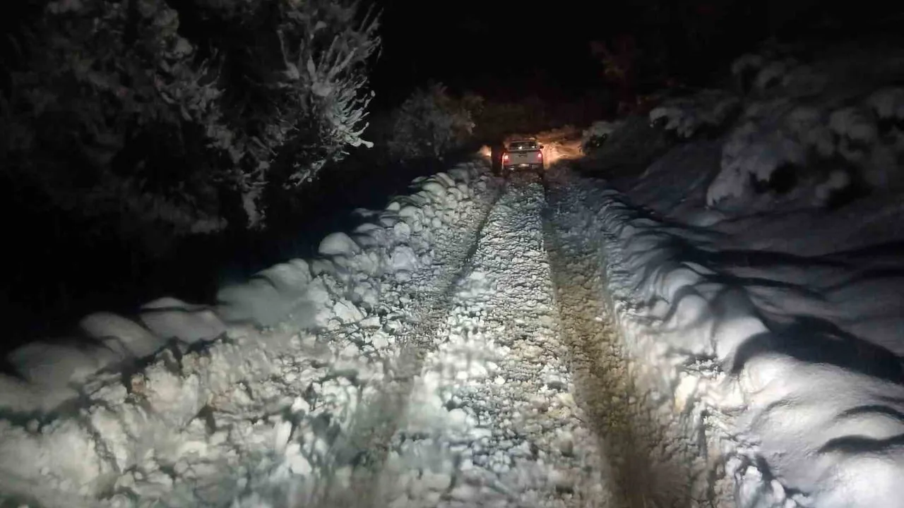 Sason’da kar yağışı nedeniyle Altıdere yolu kapandı; mahsur kalan 10 kişi kurtarıldı