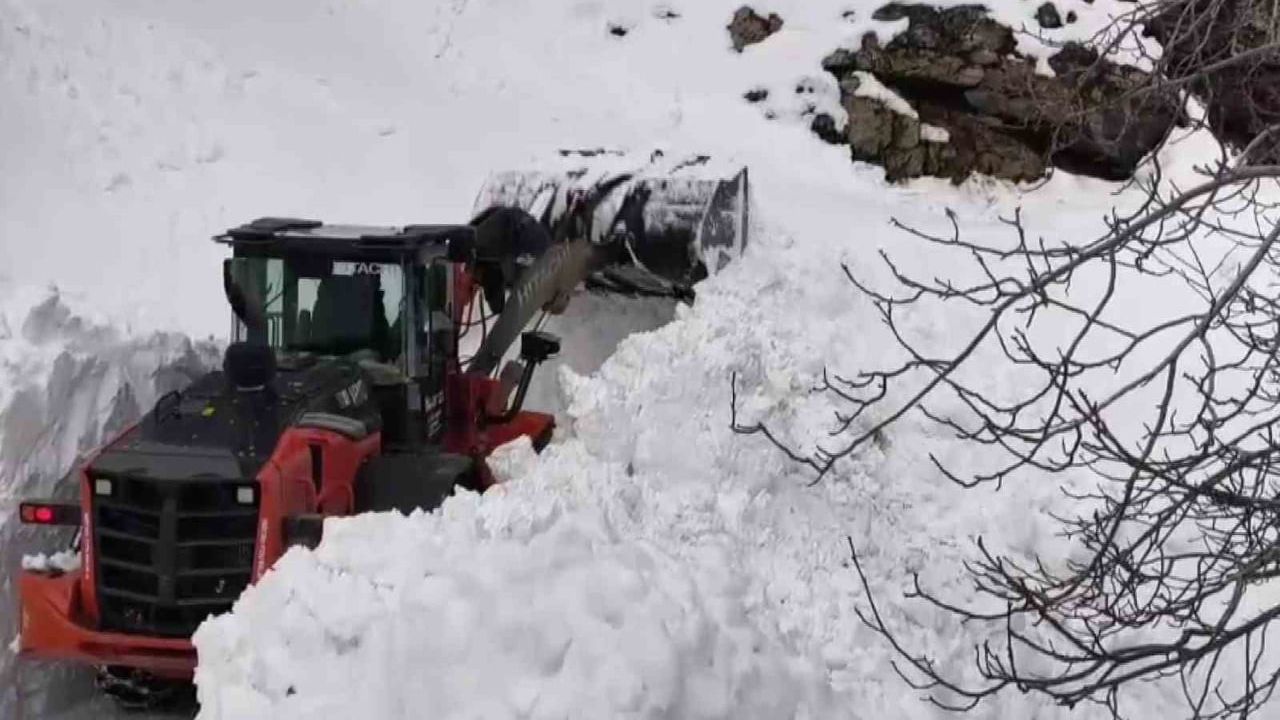 Sason’da karla kapanan mezra yolları İl Özel İdaresi tarafından ulaşıma açıldı