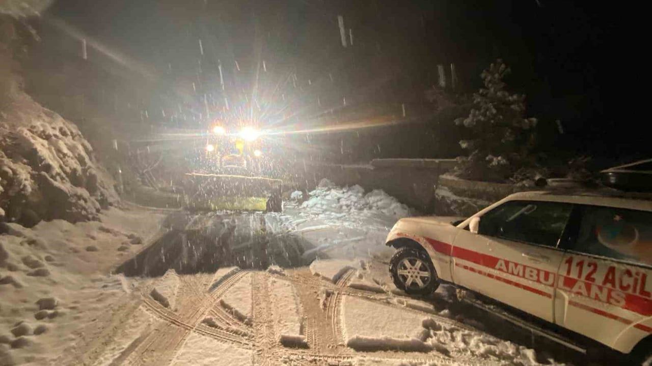 Sason’da karla mücadele: Sağlık ve İl Özel İdaresi ekipleri hastaları ulaşmak için seferber oldu
