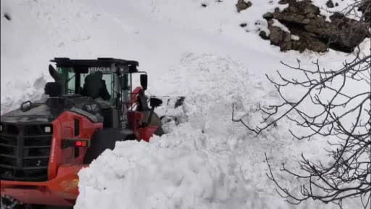 Sason’da Yoğun Karla Mücadele: İl Özel İdaresi Ekipleri Yolları Açma Çalışmalarını Sürdürüyor