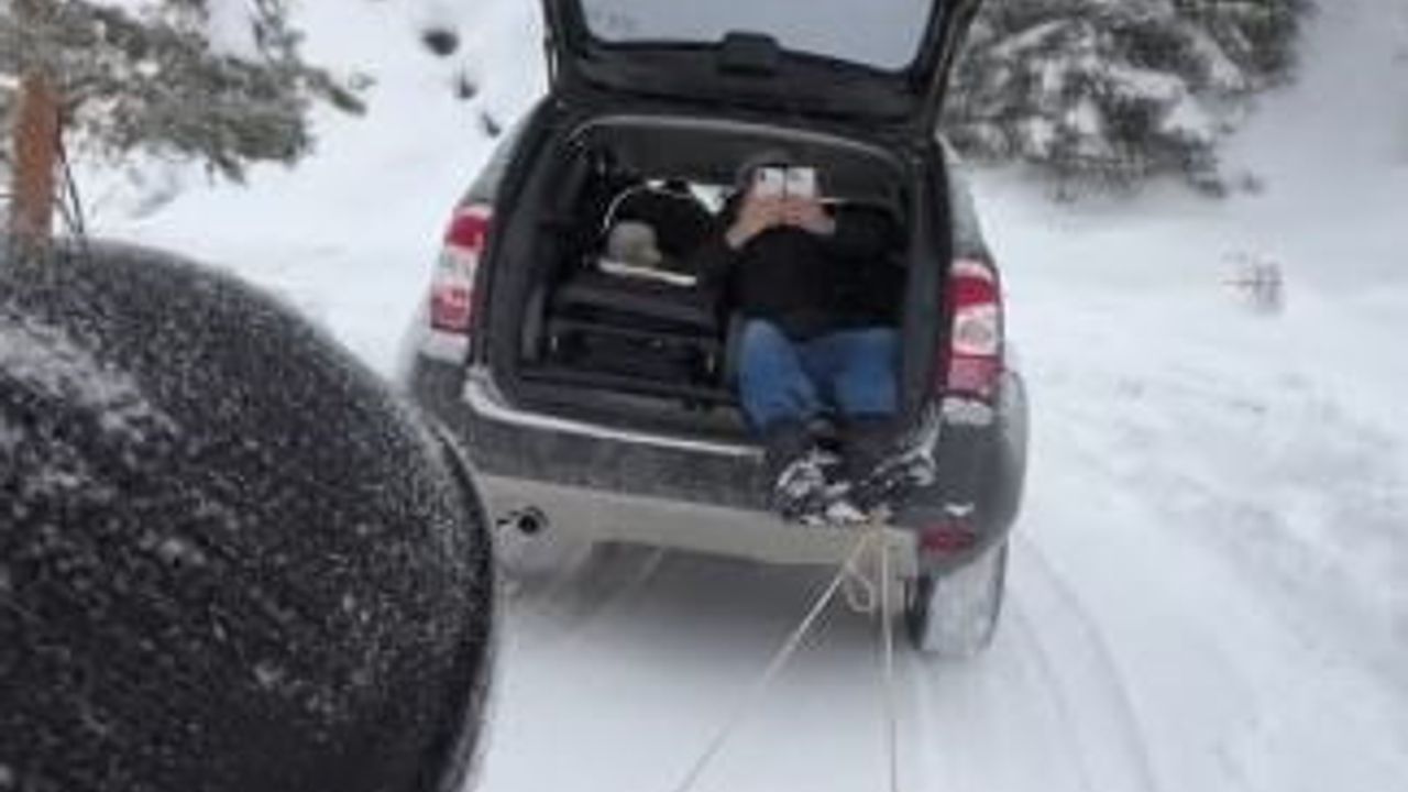 Şavşat'ta Köylerde Geleneksel Tahta Kızaklarla Kış Eğlencesi