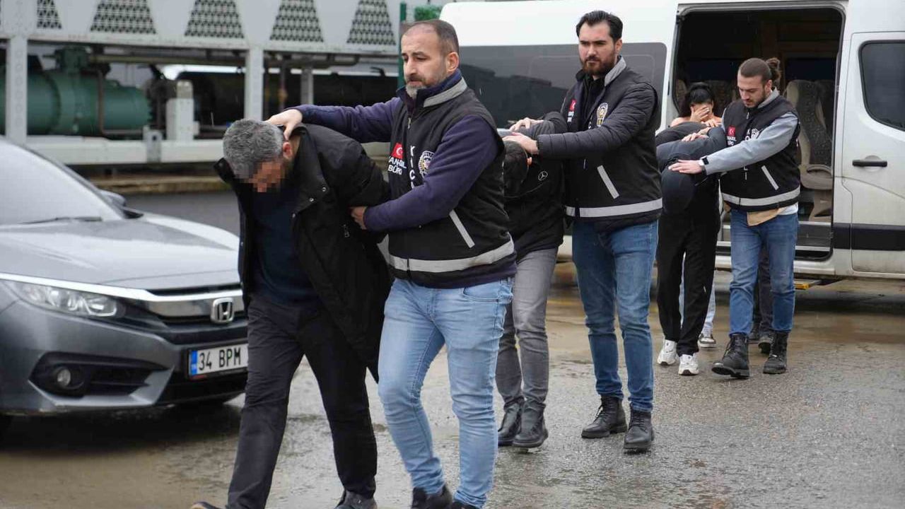 “Sazan Sarmalı” Operasyonu: Kocaeli Merkezli Çetenin 3,5 Milyar Liralık Dolandırıcılık Ağı Çökertildi