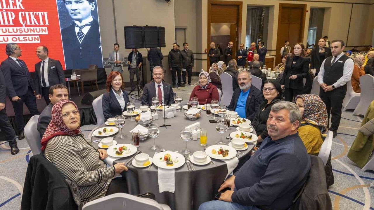 Seçer: "Şehitlerimiz Bu Ülkenin Onurunu Omuzlarında Taşıdı" — Mersin'de Kurtuluşun 104. Yılı Etkinliği