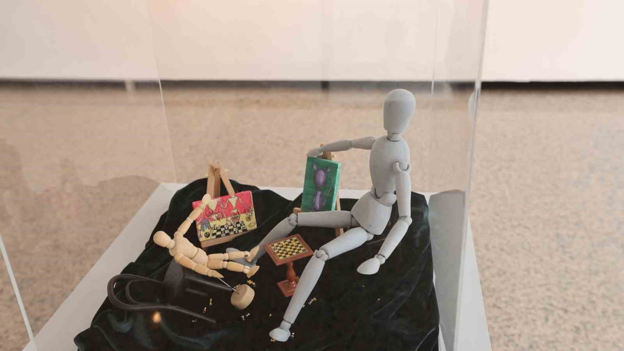 Sefaköy Galeri Küp’te Zeynep Sarı’nın 'Kukla' sergisi: Roller, özgürlük ve irade üzerine 13 karakter