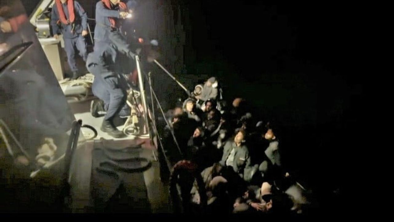 Seferihisar açıklarında durdurulan lastik bottaki 43 düzensiz göçmen İl Göç İdaresi'ne teslim edildi