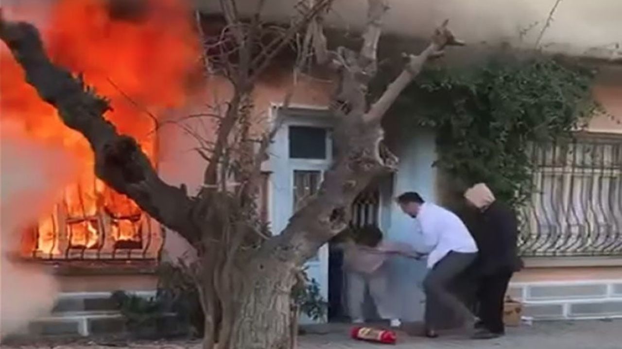 Seferihisar’da ev yangını: Kedisini kurtarmak için alevlere giren yaşlı kadın güçlükle çıkarıldı