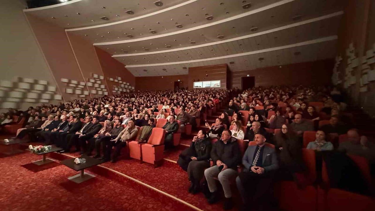 Şehit Soner Özübek Okulları'nın 'Gülmek Serbest, Akıl Şart' Oyunu Osmangazi Üniversitesi'nde Ayakta Alkışlandı