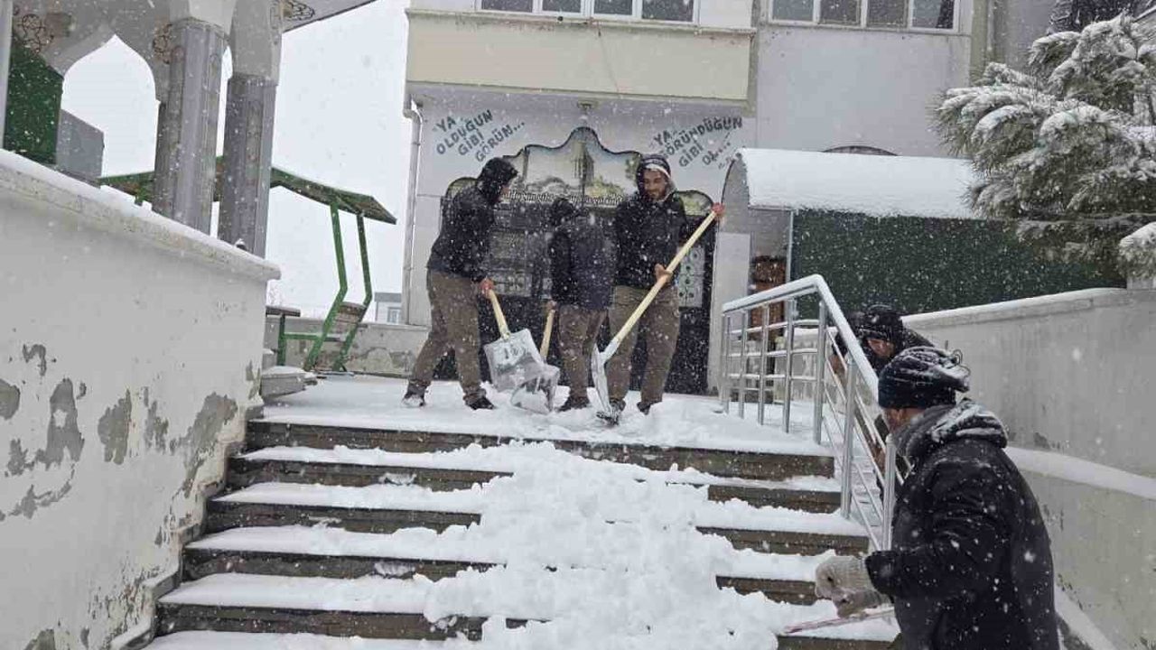 Şehitkamil'de camiler cuma namazı öncesi kar temizliğiyle ibadete hazır