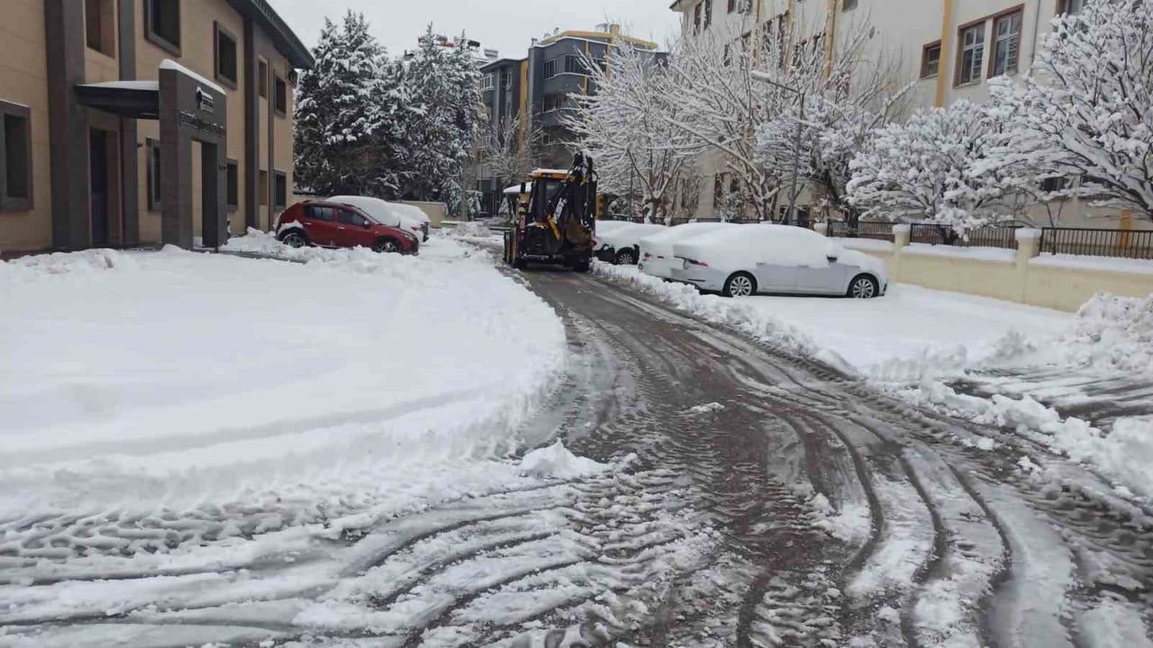 Şehitkamil’de karla mücadele sürüyor: Ekipler 7/24 sahada, 73 kırsal mahallede yol açma tamamlandı