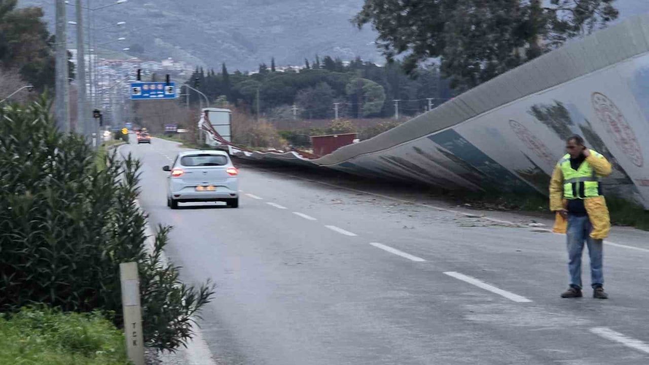 Selçuk'ta fırtına dev reklam panolarını anayola savurdu; ulaşım kontrollü sağlanıyor