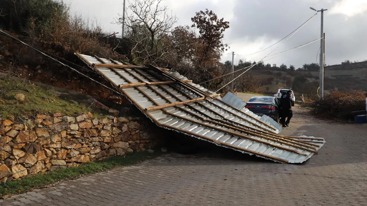 Selendi'de şiddetli fırtına iki cami minaresini yıktı, çok sayıda evin çatısı uçtu