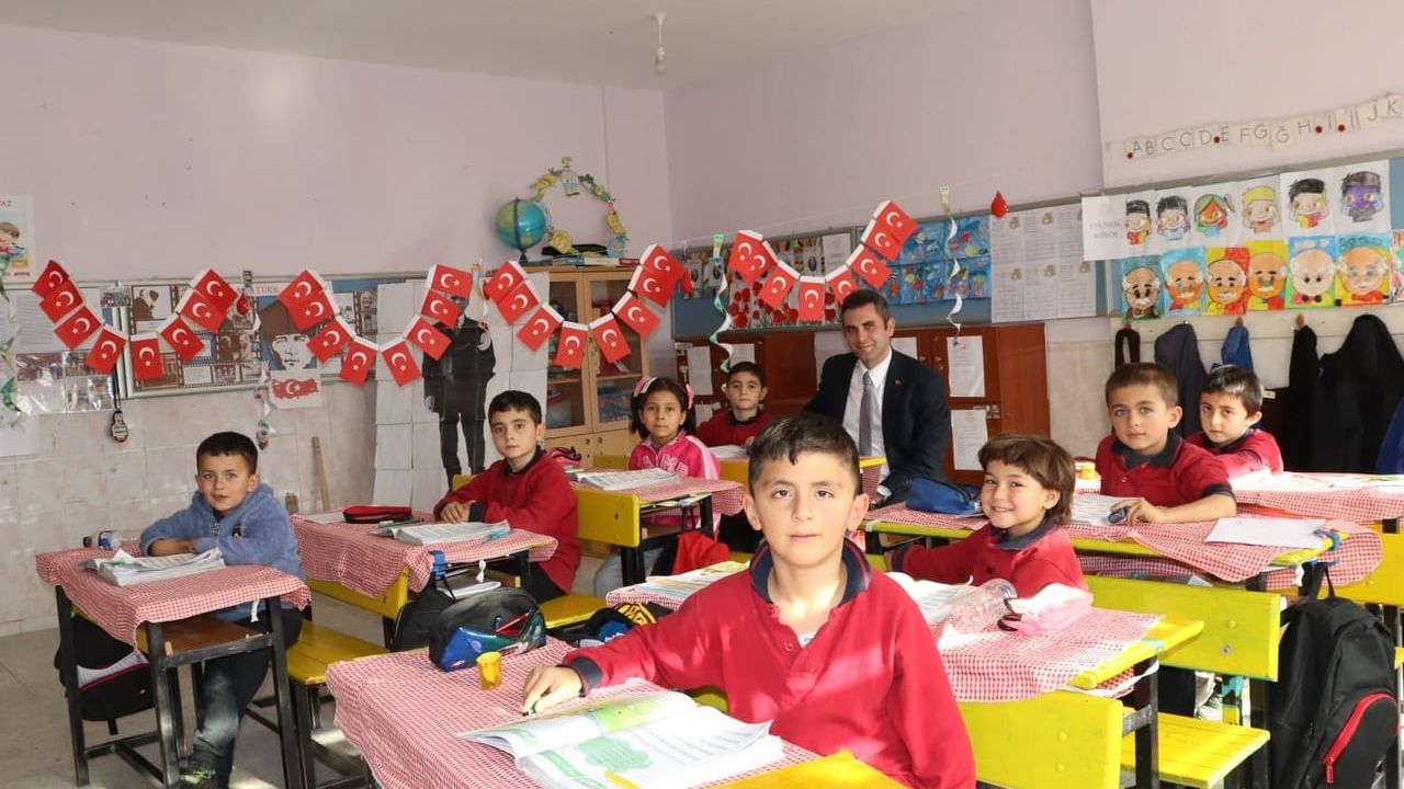 Selendi Kaymakamı Mücahit Enes Yıldız, Çamlıca İlköğretim Okulu'nda Öğrencilerle Ders İşledi