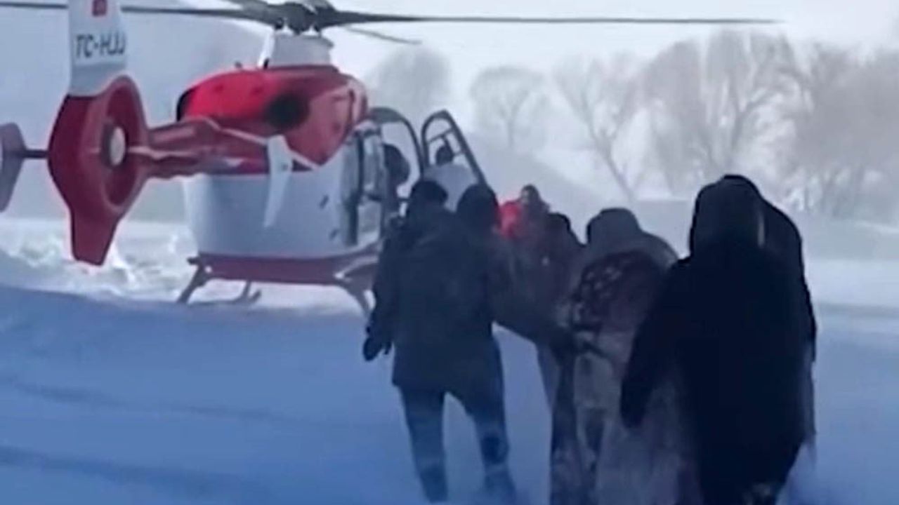 Şemdinli Alan Köyü'nde kar nedeniyle yolu kapanan hamile kadın ambulans helikopterle hastaneye ulaştırıldı
