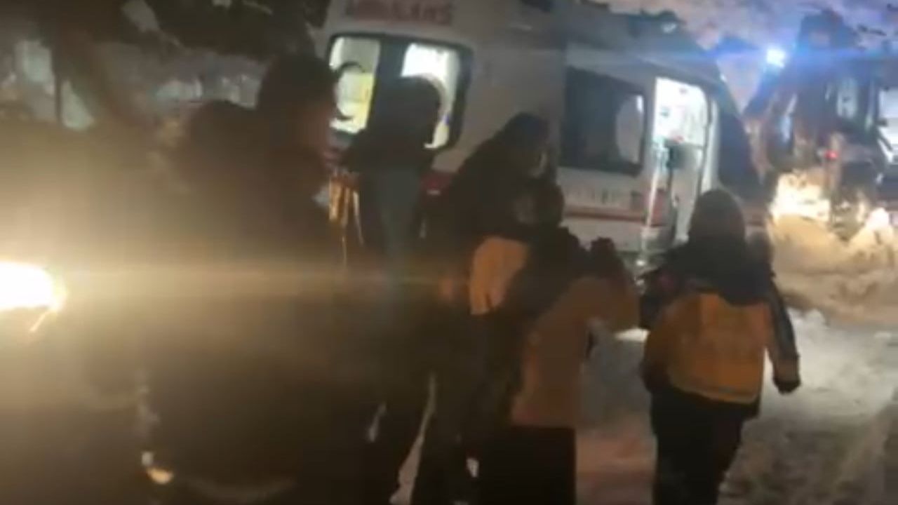 Şemdinli'de 1 metrelik karda karbonmonoksit zehirlenmesi: Aynı aileden 12 kişi hastaneye sevk edildi