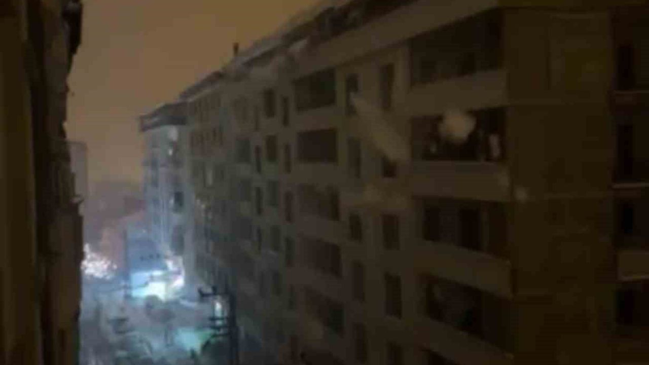 Şemdinli'de çatıda biriken kar kütlesi elektrik direklerini devirdi, Navşar Mahallesi'nde kesinti