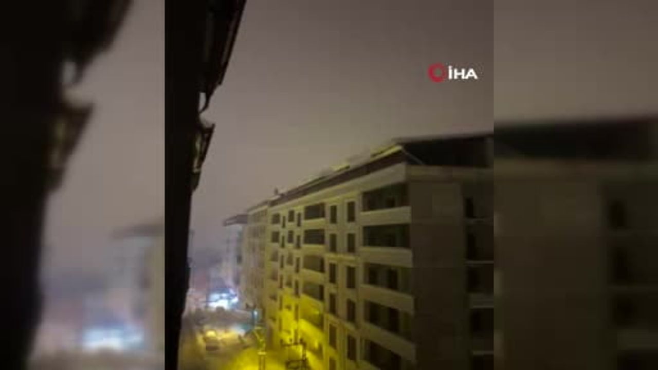 Şemdinli'de çatıda biriken kar kütlesi enerji hatlarını kopardı; Navşar Mahallesi karanlığa gömüldü